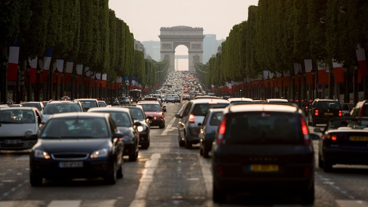 Paříž významně omezí průjezd centrem, městské části i veřejnost jsou skeptičtí